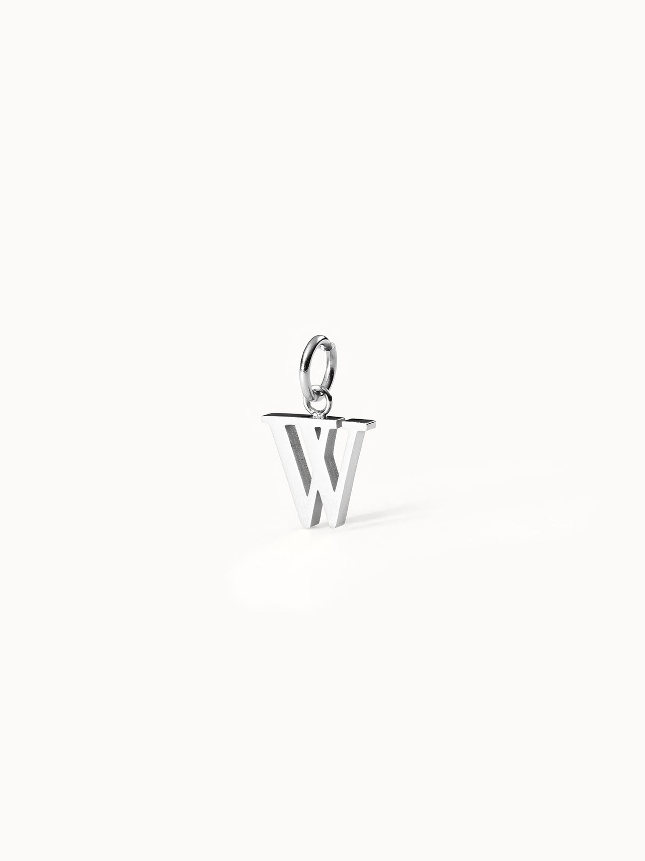 Silberner PURELEI Pure W Charm Buchstabenanhänger, klar und elegant vor hellem Hintergrund, nickelfrei.