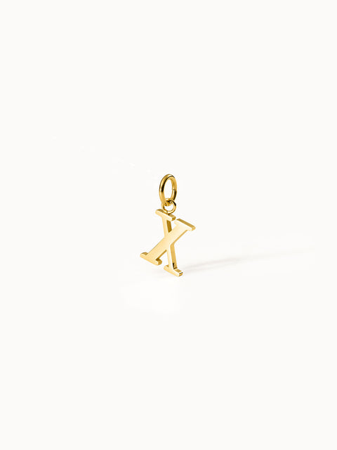 Goldener PURELEI Pure X Charm aus 18K Edelstahl vergoldet, elegant und zeitlos mit klarem Buchstaben-Design auf weißem Hintergrund