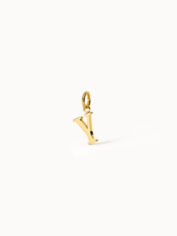 PURELEI Pure Y Charm Anhänger aus 18K vergoldetem Edelstahl, schlicht und elegant vor hellem Hintergrund.
