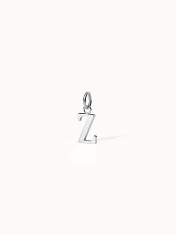 PURELEI Pure Z Charm aus nickelfreiem, silbernem Edelstahl, minimalistisch und zeitlos vor weißem Hintergrund.