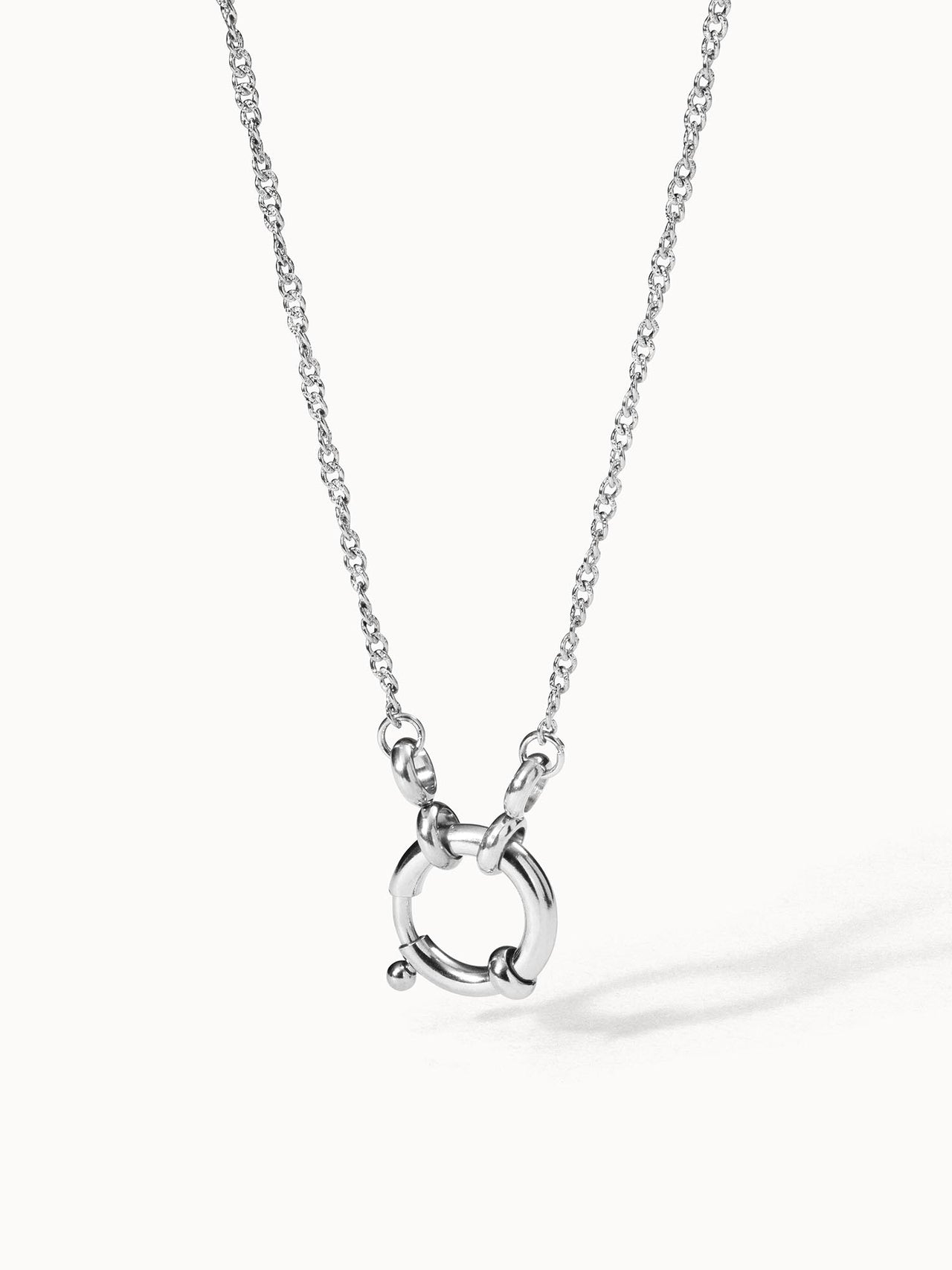 PURELEI Lokahi Charm Kette aus silberfarbenem Edelstahl, elegant gedrehte Kette mit charmantem Ösen-Design, clean & feminin.