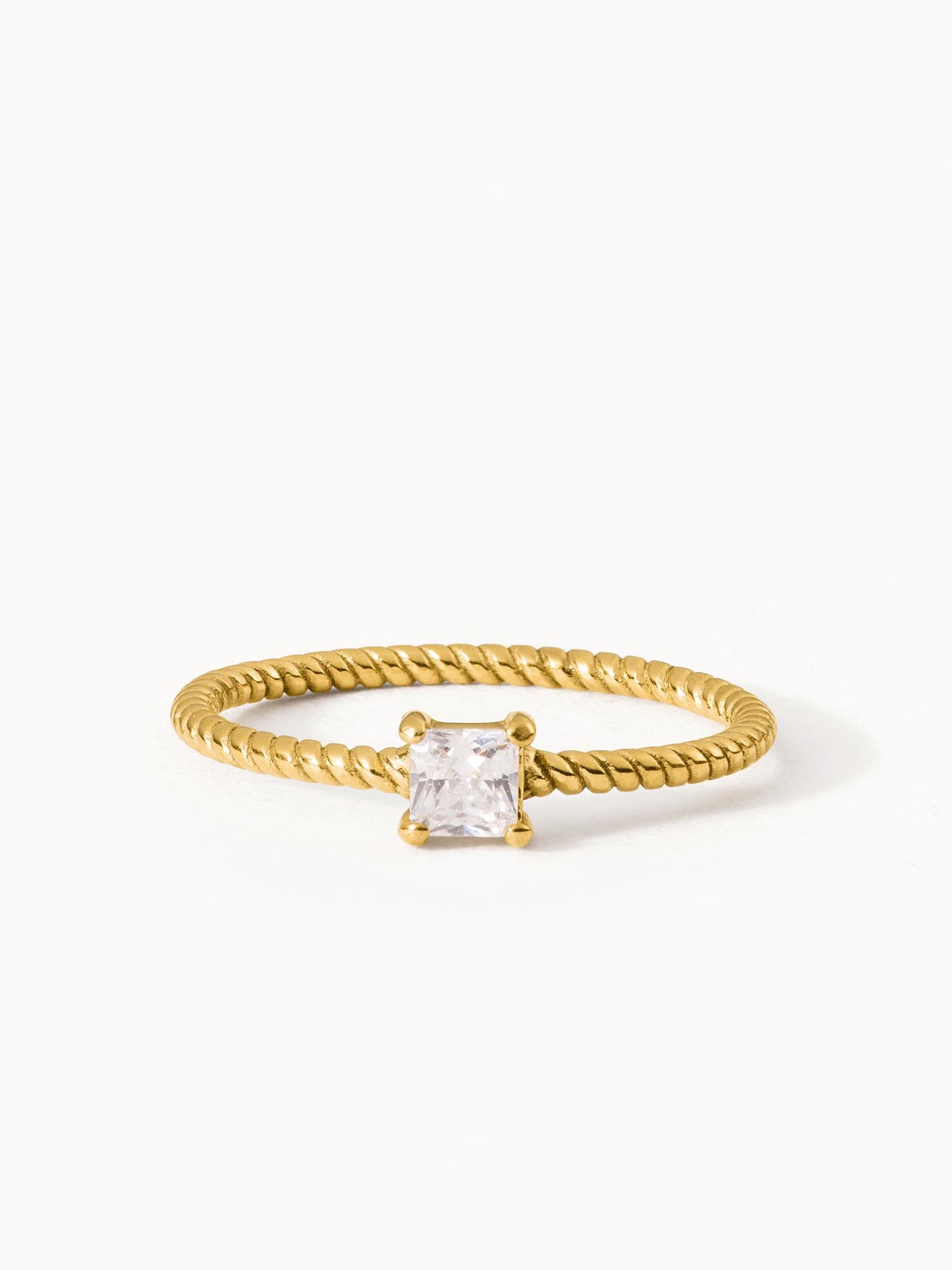 Precious Fine Ring von PURELEI, gedrehtes vergoldetes Edelstahlband mit weißem Zirkonia, elegant und feminin.