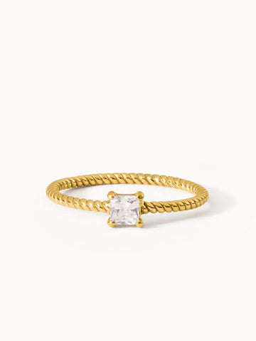 Precious Fine Ring von PURELEI, gedrehtes vergoldetes Edelstahlband mit weißem Zirkonia, elegant und feminin.