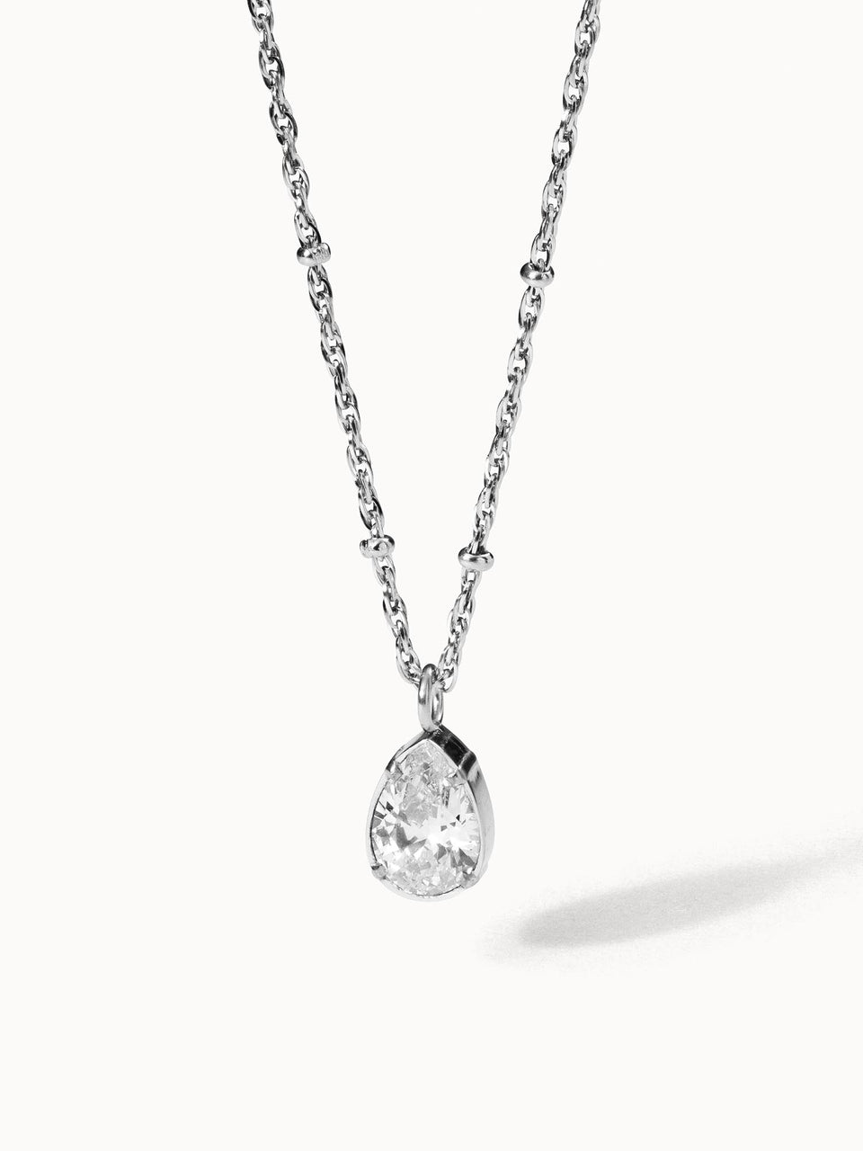 Felice Kette von PURELEI mit nickelfreiem Edelstahl und weißem Zirkonia-Tropfen, elegant und zeitlos.