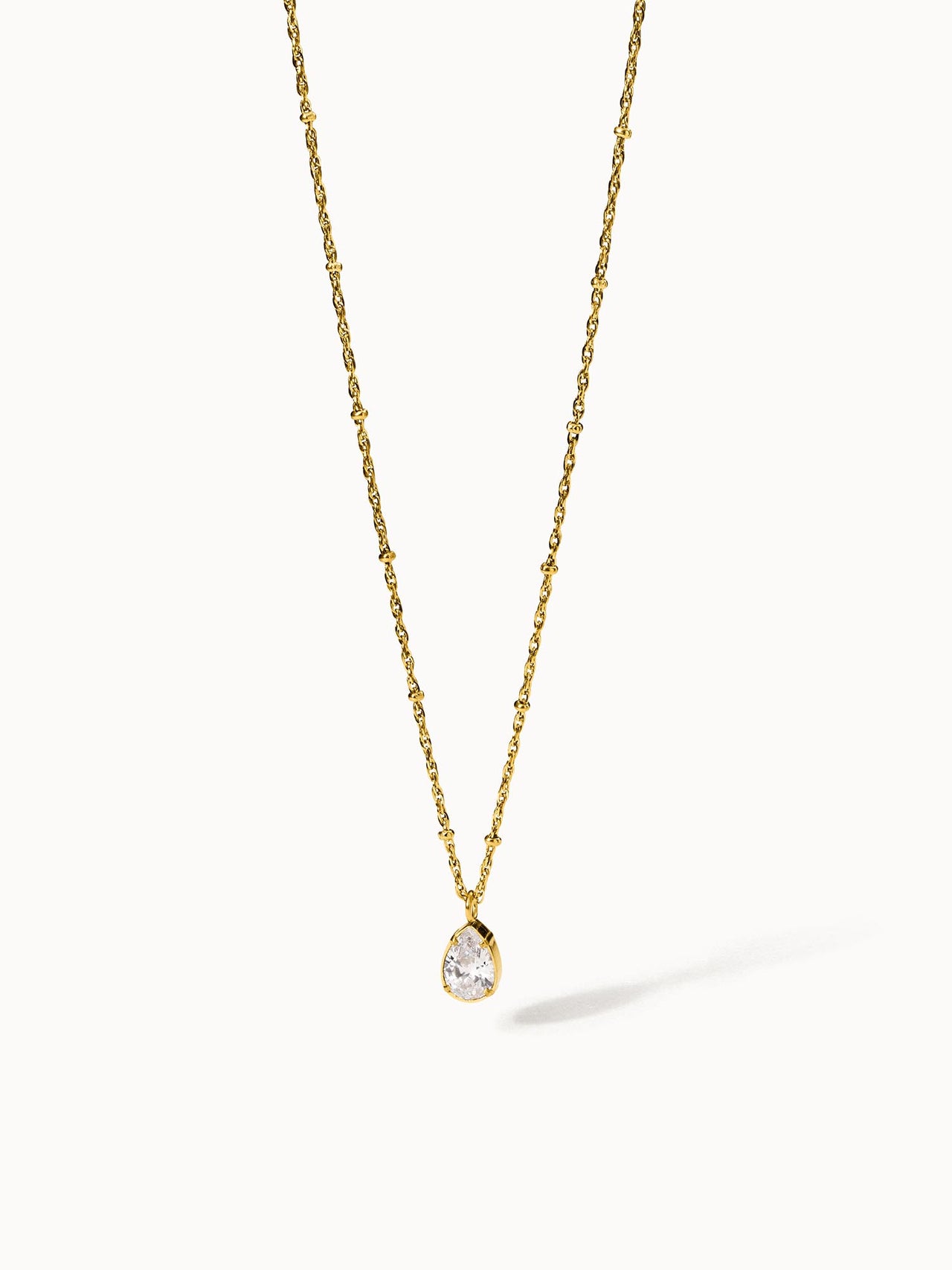 Felice Kette von PURELEI, goldene Edelstahlkette mit weißem Zirkonia-Tropfen, elegant und zeitlos feminin.