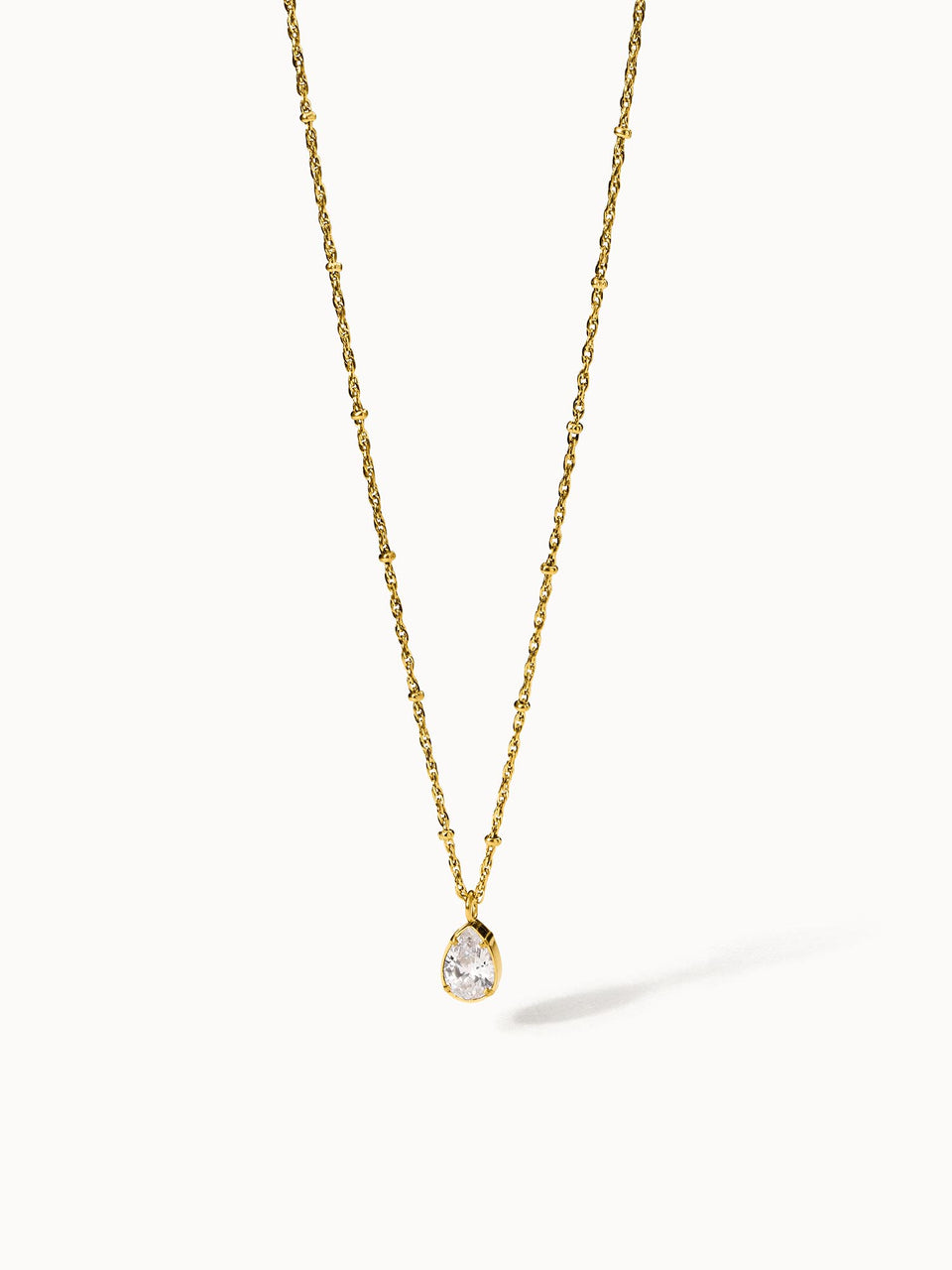 Felice Kette von PURELEI, goldene Edelstahlkette mit weißem Zirkonia-Tropfen, elegant und zeitlos feminin.