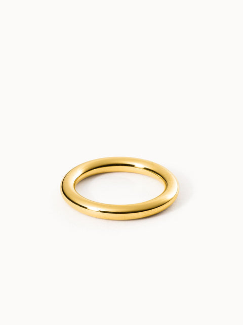 Glossy Ring von PURELEI aus 18K vergoldetem Edelstahl mit glänzender Oberfläche, elegant und minimalistisch.