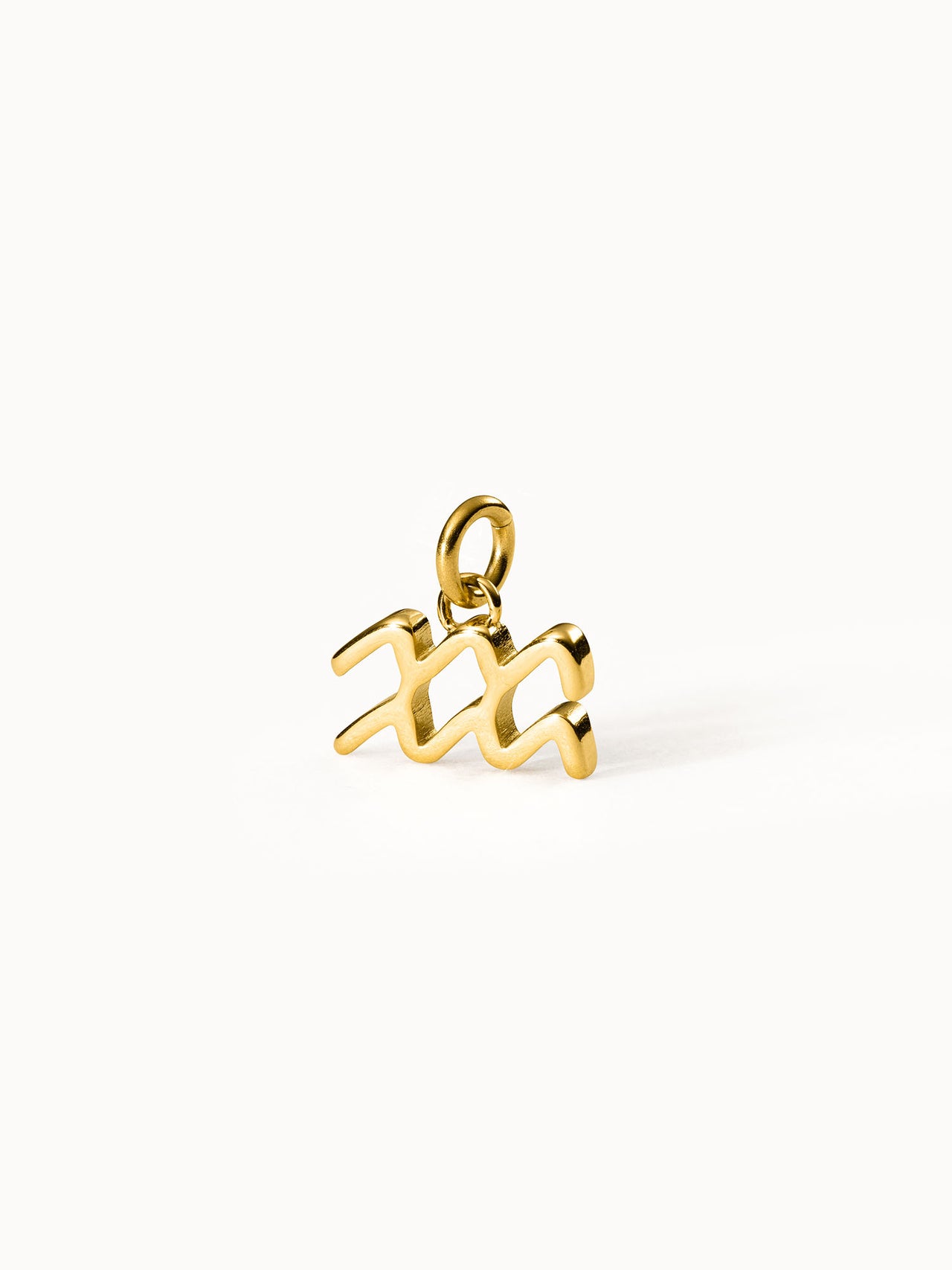 Wassermann Zodiac Charm aus 18K Gold Edelstahl, klar und elegant vor hellem Hintergrund von PURELEI