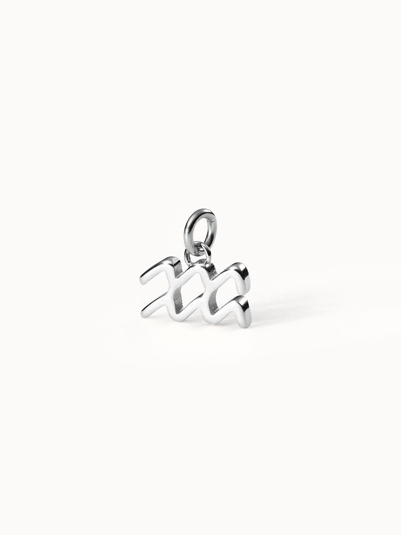 Wassermann Zodiac Charm aus nickelfreiem Silber, filigran und klar gestaltet auf hellem Hintergrund mit PURELEI-Ästhetik