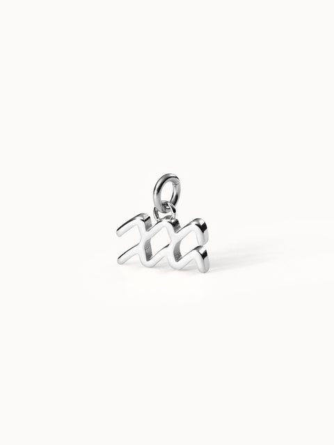 Wassermann Zodiac Charm aus nickelfreiem Silber, filigran und klar gestaltet auf hellem Hintergrund mit PURELEI-Ästhetik