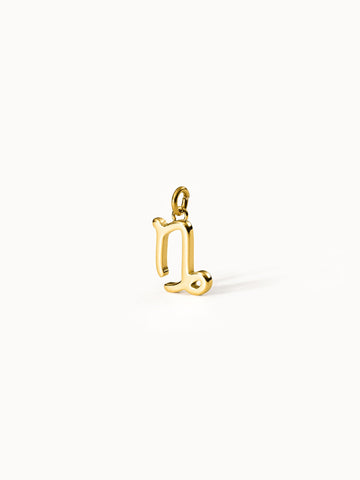 Steinbock Zodiac Charm von PURELEI, 18K goldvergoldeter Edelstahl, filigranes, minimalistisches Sternzeichen-Design, edel und zeitlos.