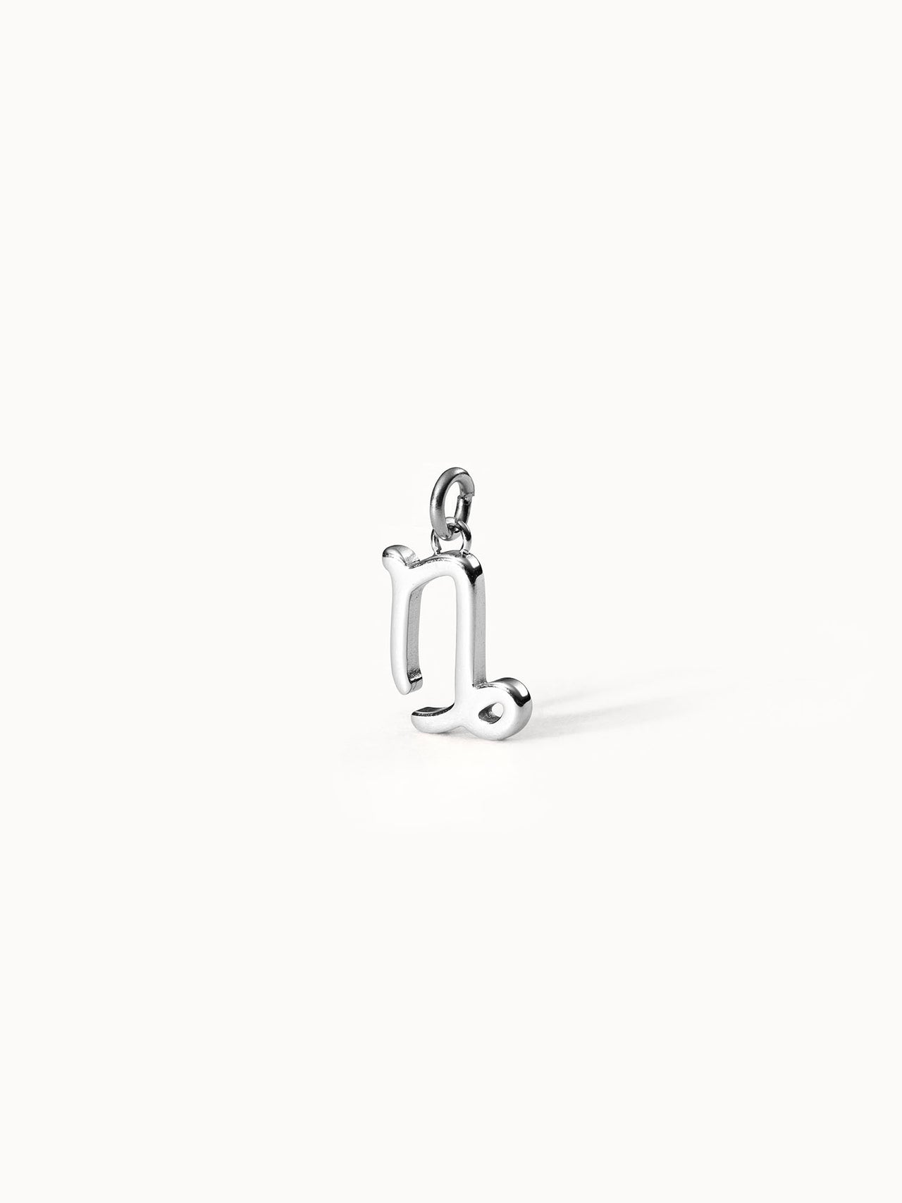 Steinbock Zodiac Charm aus nickelfreiem, poliertem Silber – minimalistisch und elegant, PURELEI Signature.