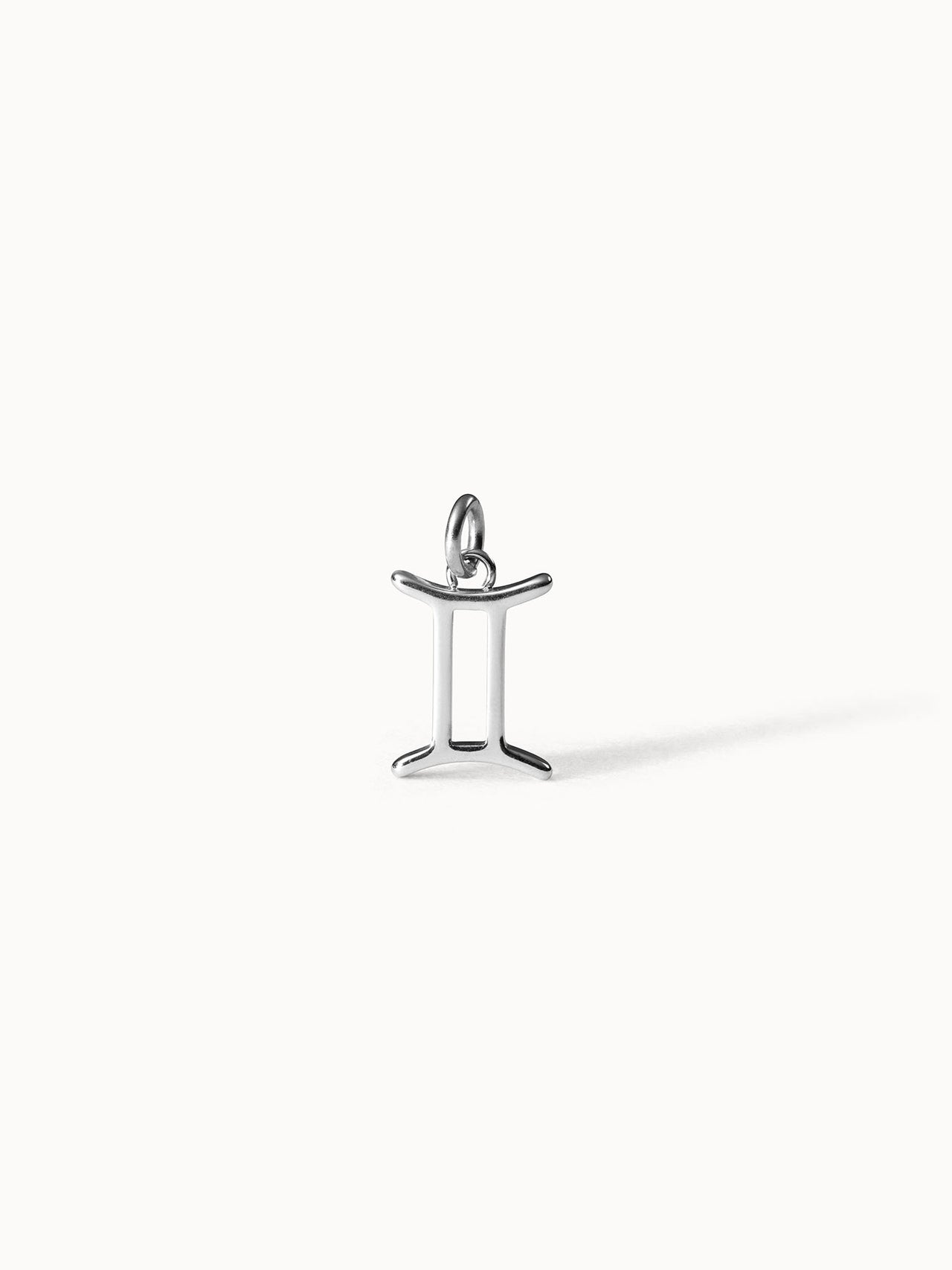 Silberner Zwilling Zodiac Charm aus Edelstahl von PURELEI, minimalistisches Sternzeichen-Design, klare, elegante Ästhetik.