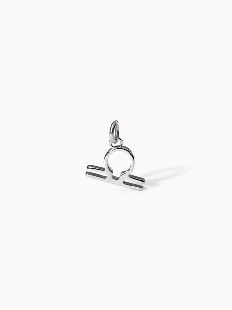 Waage Zodiac Charm aus nickelfreiem Silber, klar und elegant präsentiert auf weißem Hintergrund von PURELEI.