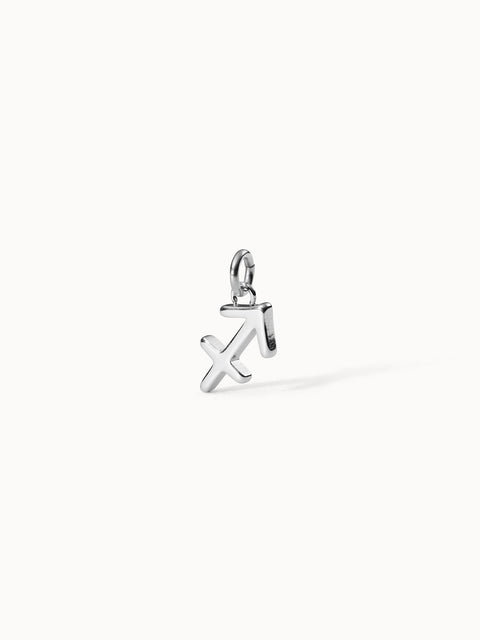 Schlichter Schütze Zodiac Charm aus nickelfreiem Silber, elegant und puristisch vor hellem Hintergrund, PURELEI.