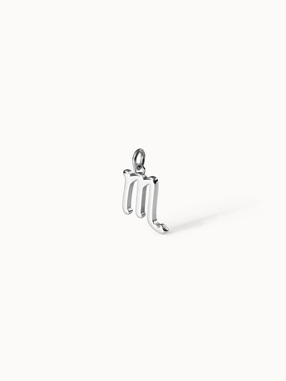 Skorpion Zodiac Charm aus nickelfreiem Silber, puristisch, auf hellem Hintergrund – elegante PURELEI Design-Ästhetik.