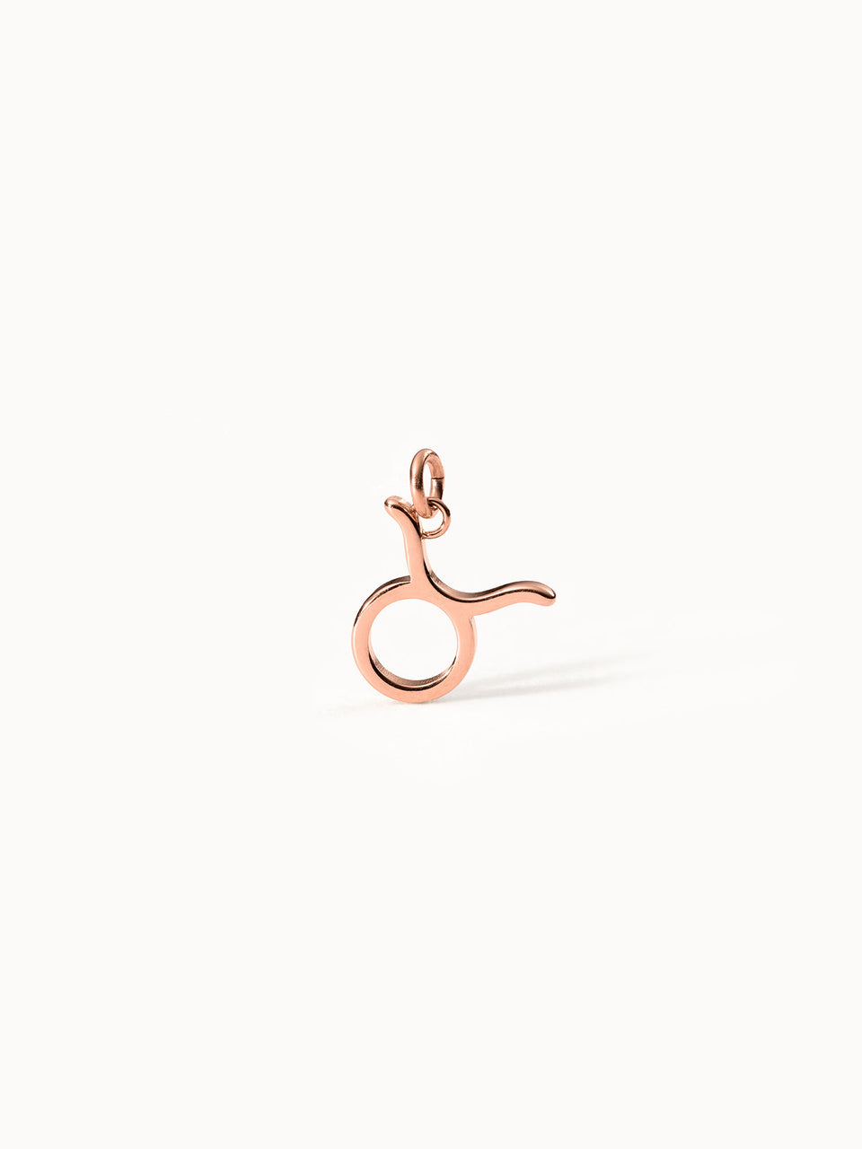 PURELEI Stier Zodiac Charm aus 18K Roségold Edelstahl, fein poliert, minimalistisch vor hellgrauem Hintergrund.