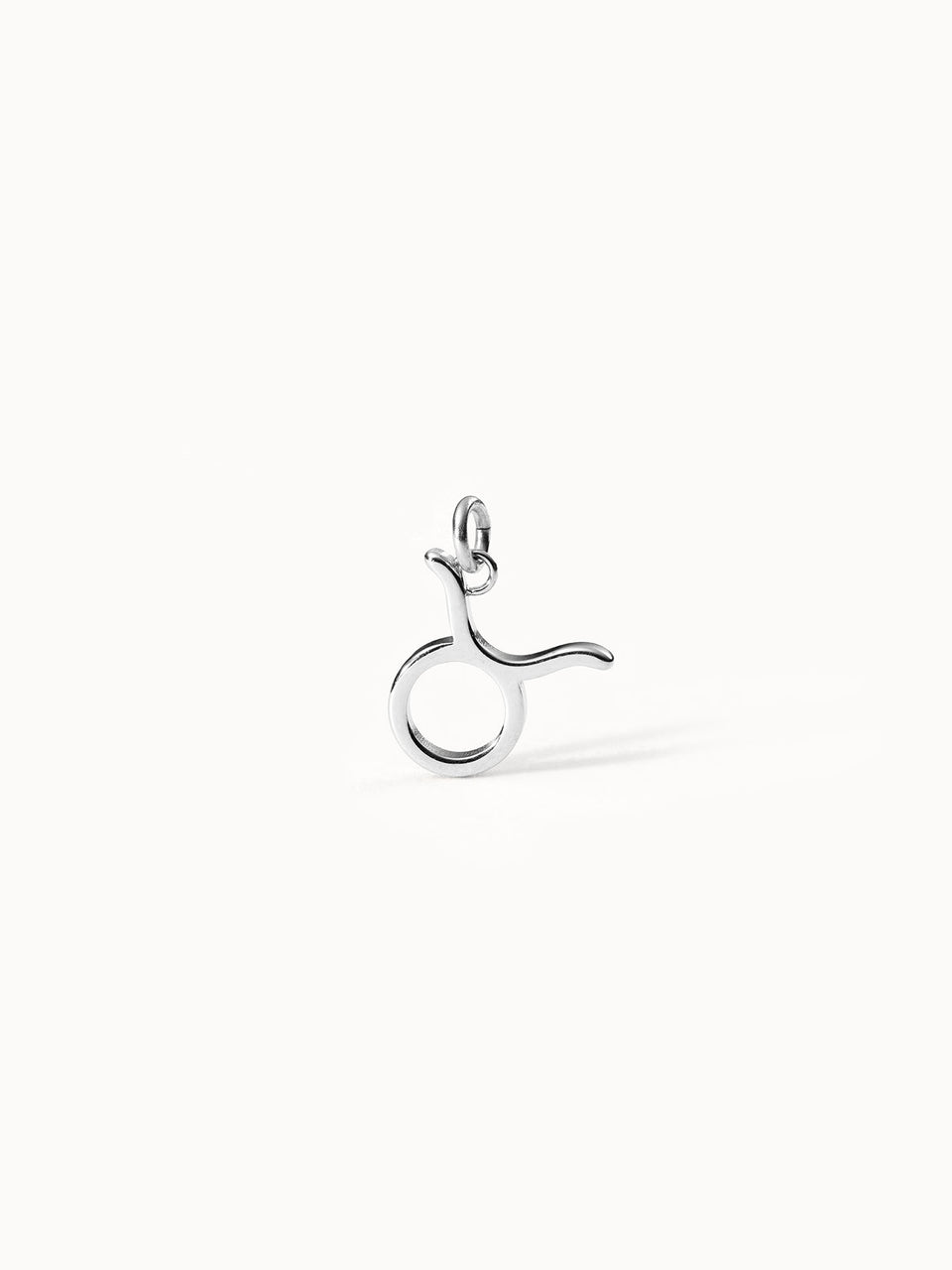 Stier Zodiac Charm aus nickelfreiem, silbernem Edelstahl minimalistisch auf hellem Hintergrund – PURELEI.