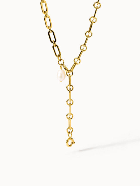 Goldene Kette mit Muschel-Anhänger von PURELEI, elegant und modern.