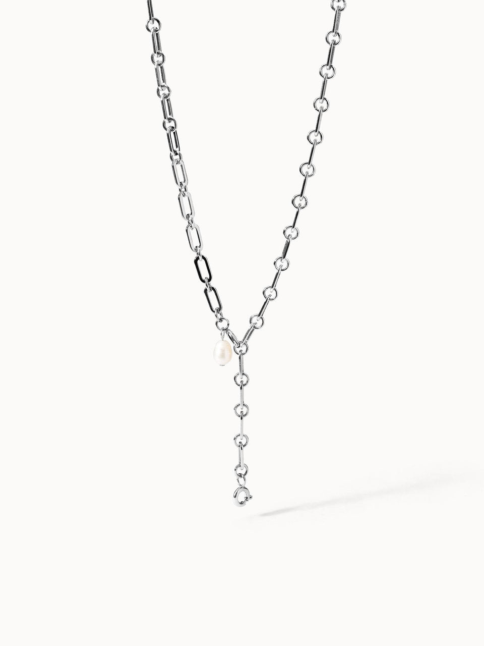 Silberne Kette mit Perle, PURELEI, modern und elegant, minimalistische Ästhetik.