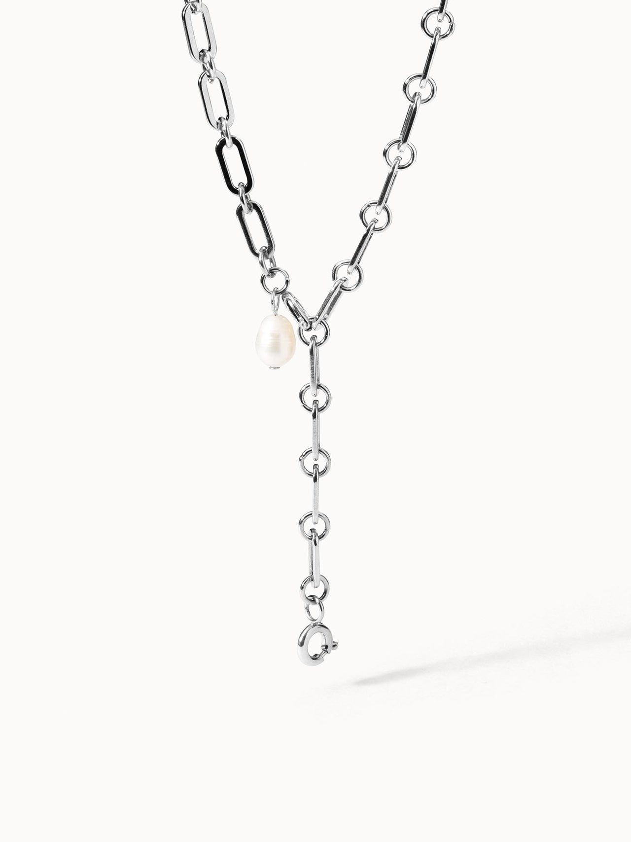 Silberne Kette mit Muschel-Anhänger von PURELEI, elegant und modern.