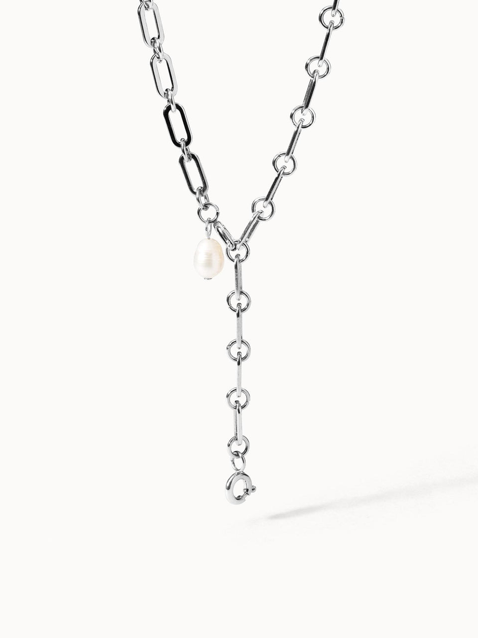 Silberne Kette mit Muschel-Anhänger von PURELEI, elegant und modern.