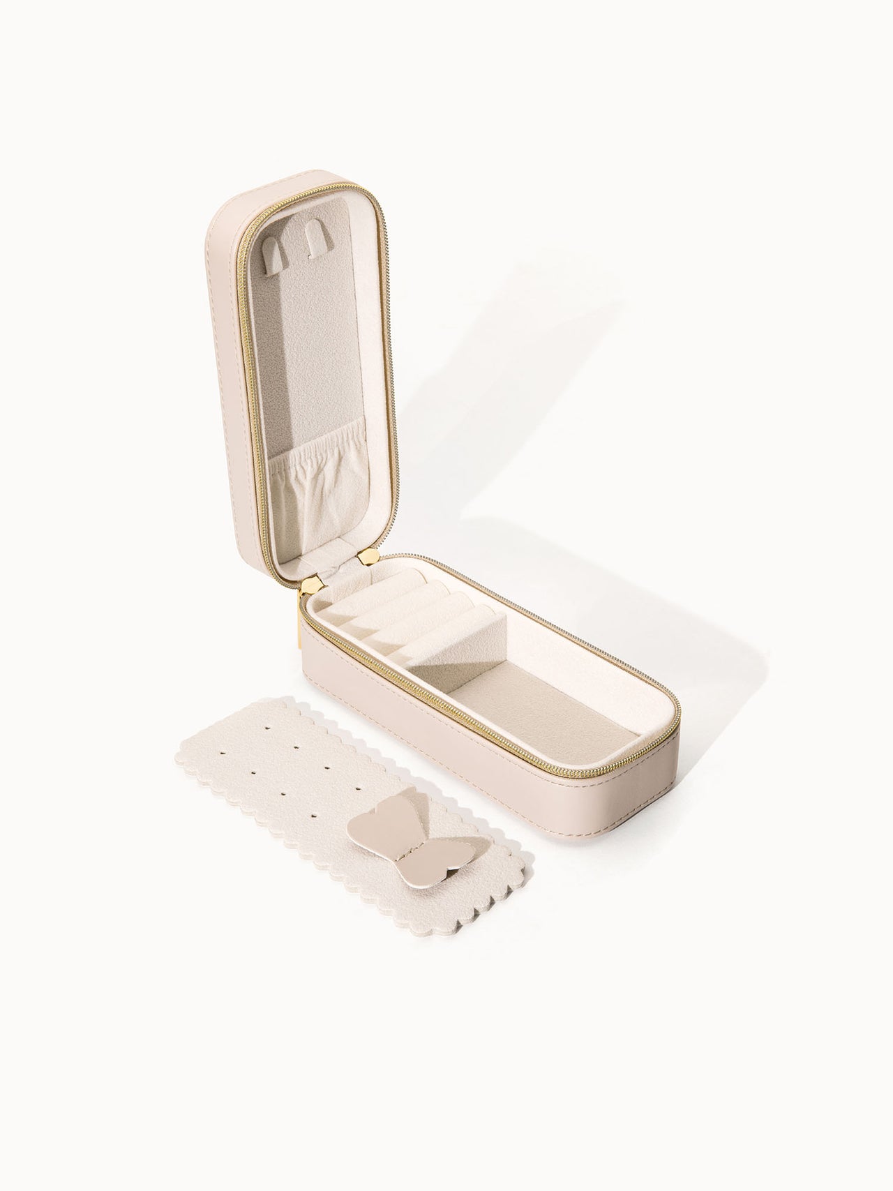 Elegante, cremefarbene Schmuckbox von PURELEI mit zarter Schmetterlings-Applikation.
