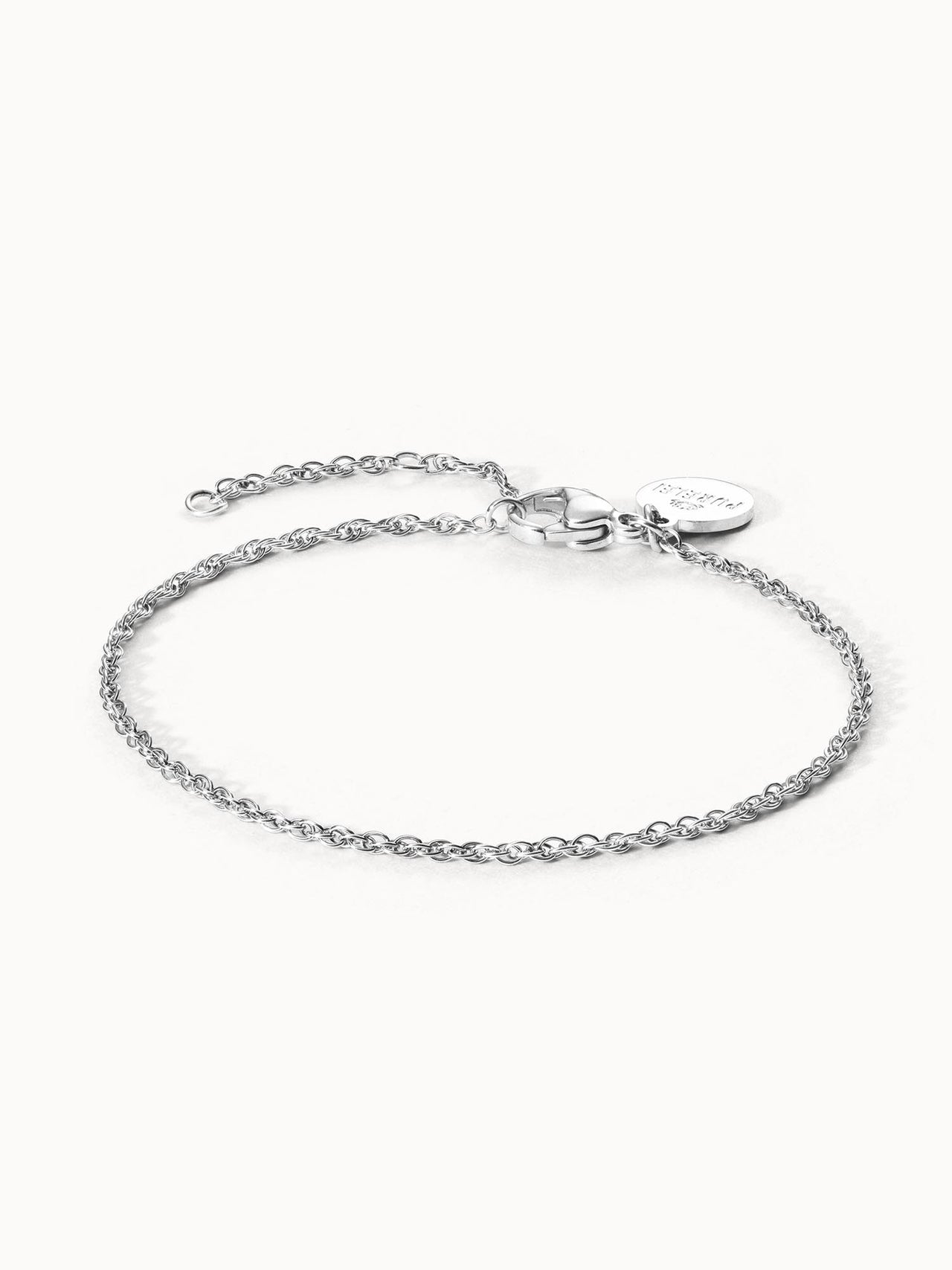 Feines silbernes Brave Armband aus Edelstahl, filigran und elegant, pure Ästhetik von PURELEI.