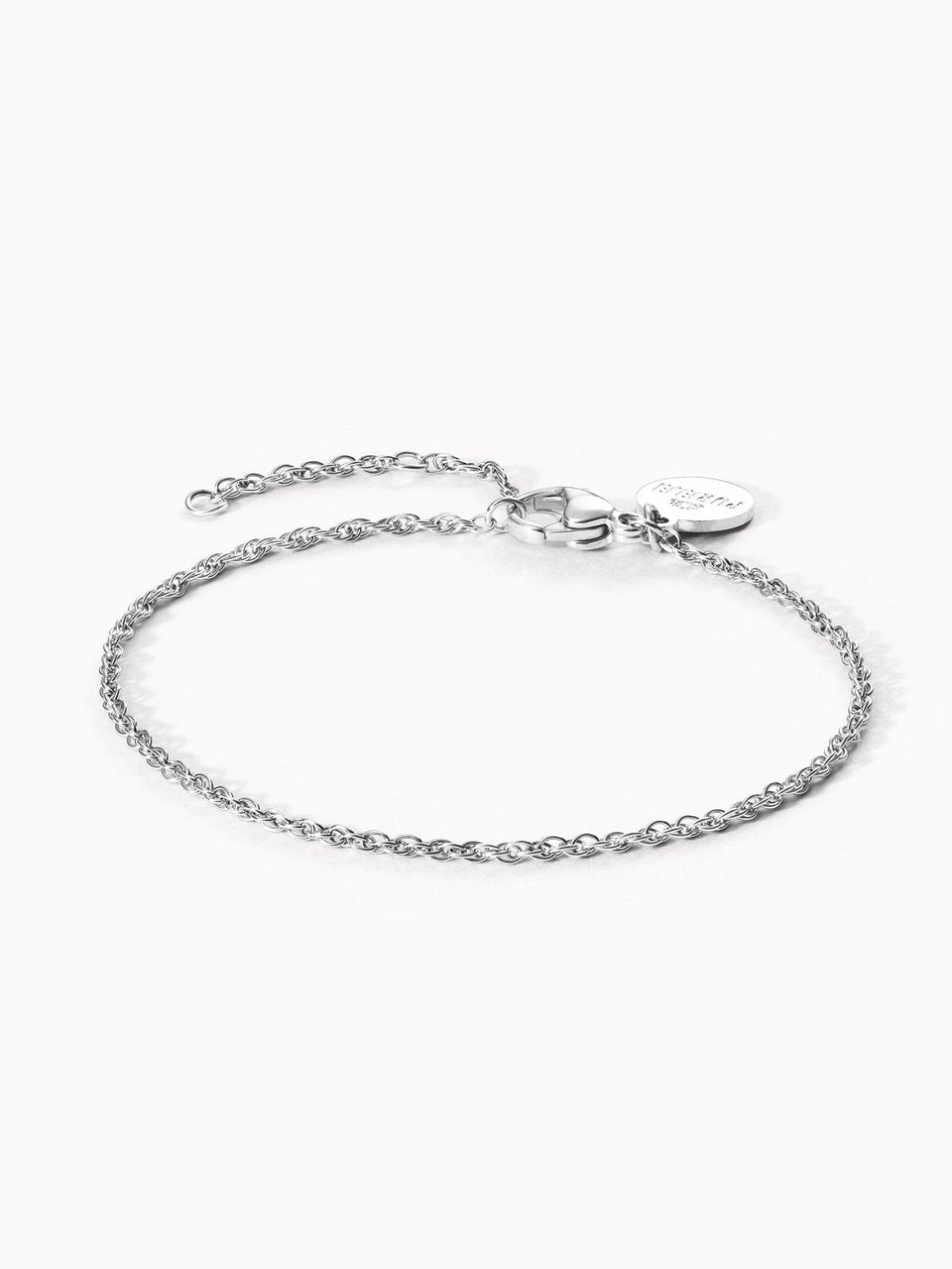 Feines silbernes Brave Armband aus Edelstahl, filigran und elegant, pure Ästhetik von PURELEI.