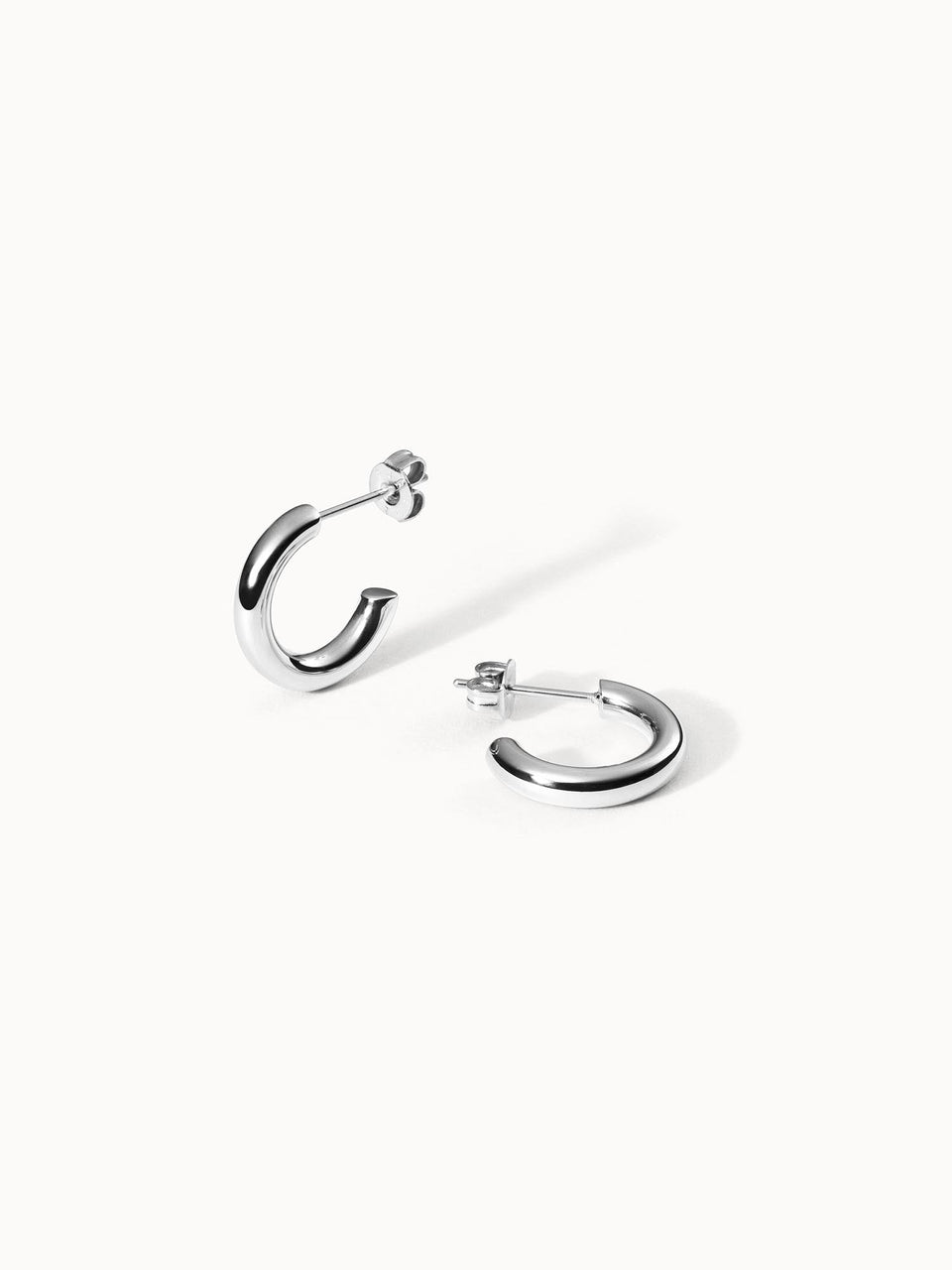 PURELEI Brave Ohrringe aus nickelfreiem Silber, minimalistische Creolen mit elegantem Glanz auf hellem Hintergrund.