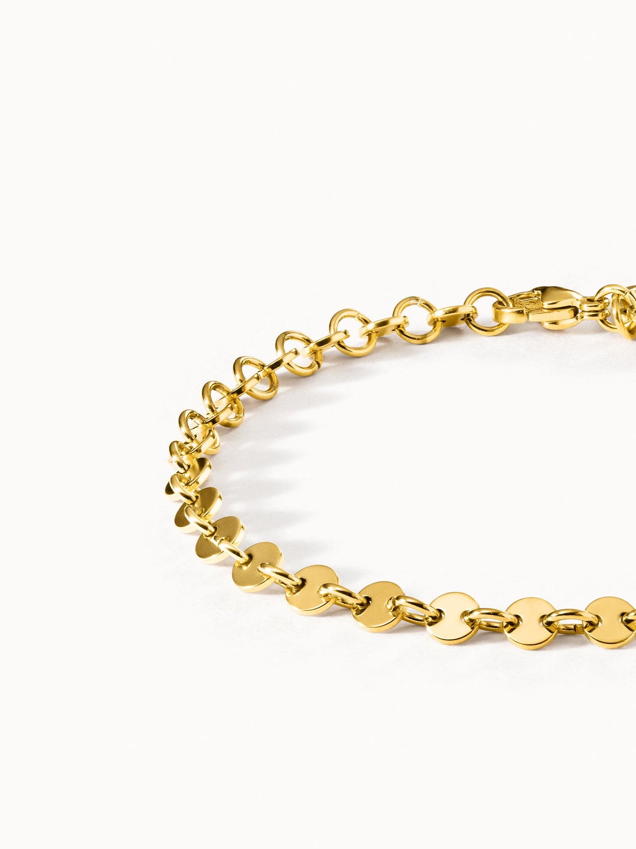 Goldenes Armband mit runden Elementen, elegant und modern, von PURELEI.