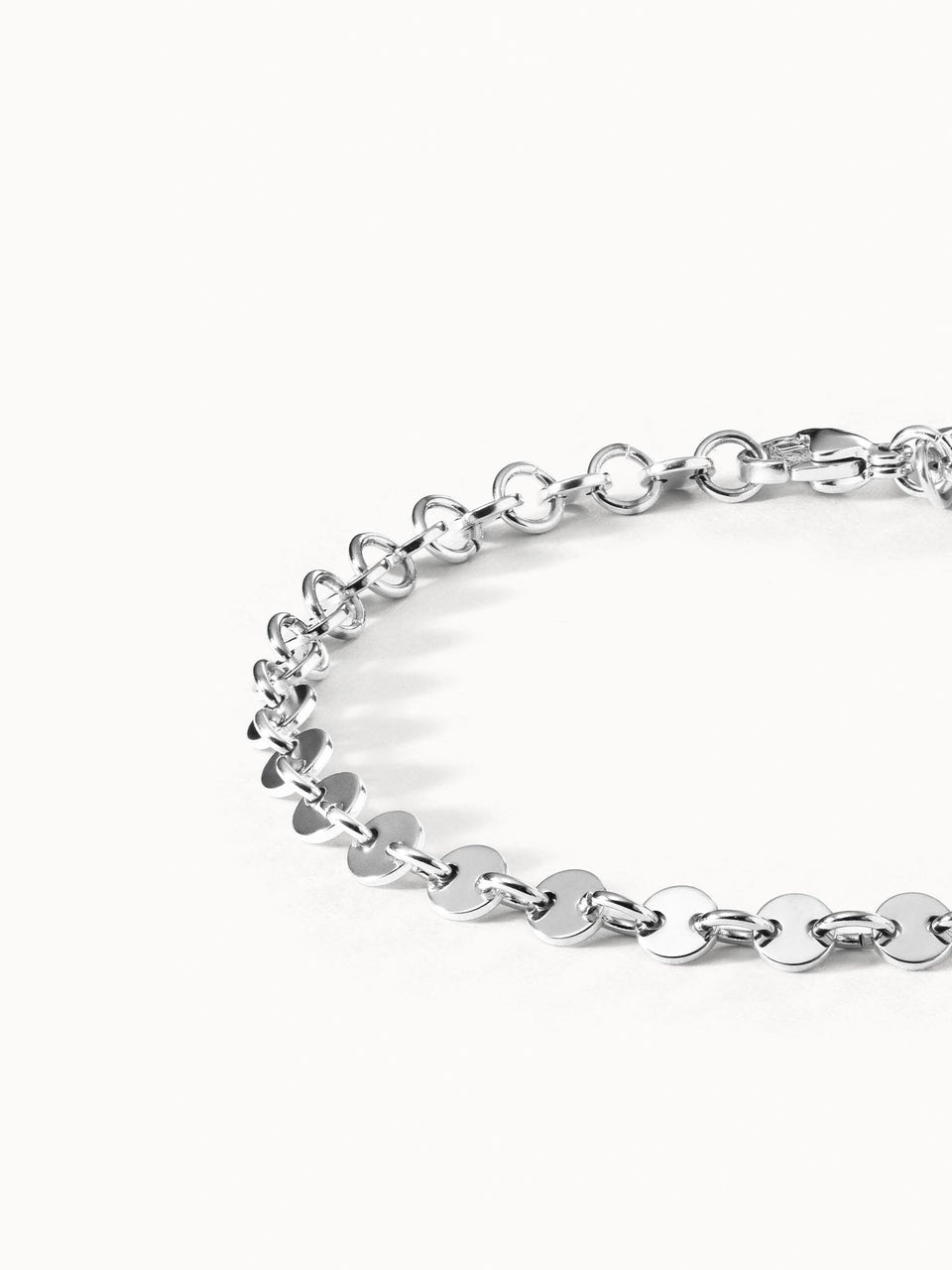 Silbernes Armband mit runden Elementen, elegant und modern, von PURELEI.