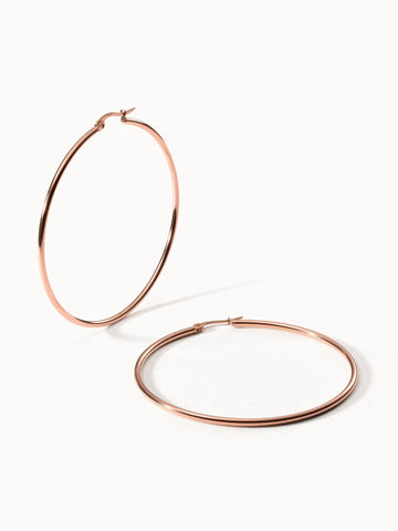 Roségoldene Creolen von PURELEI, elegant und zeitlos, strahlen feminine Leichtigkeit aus.