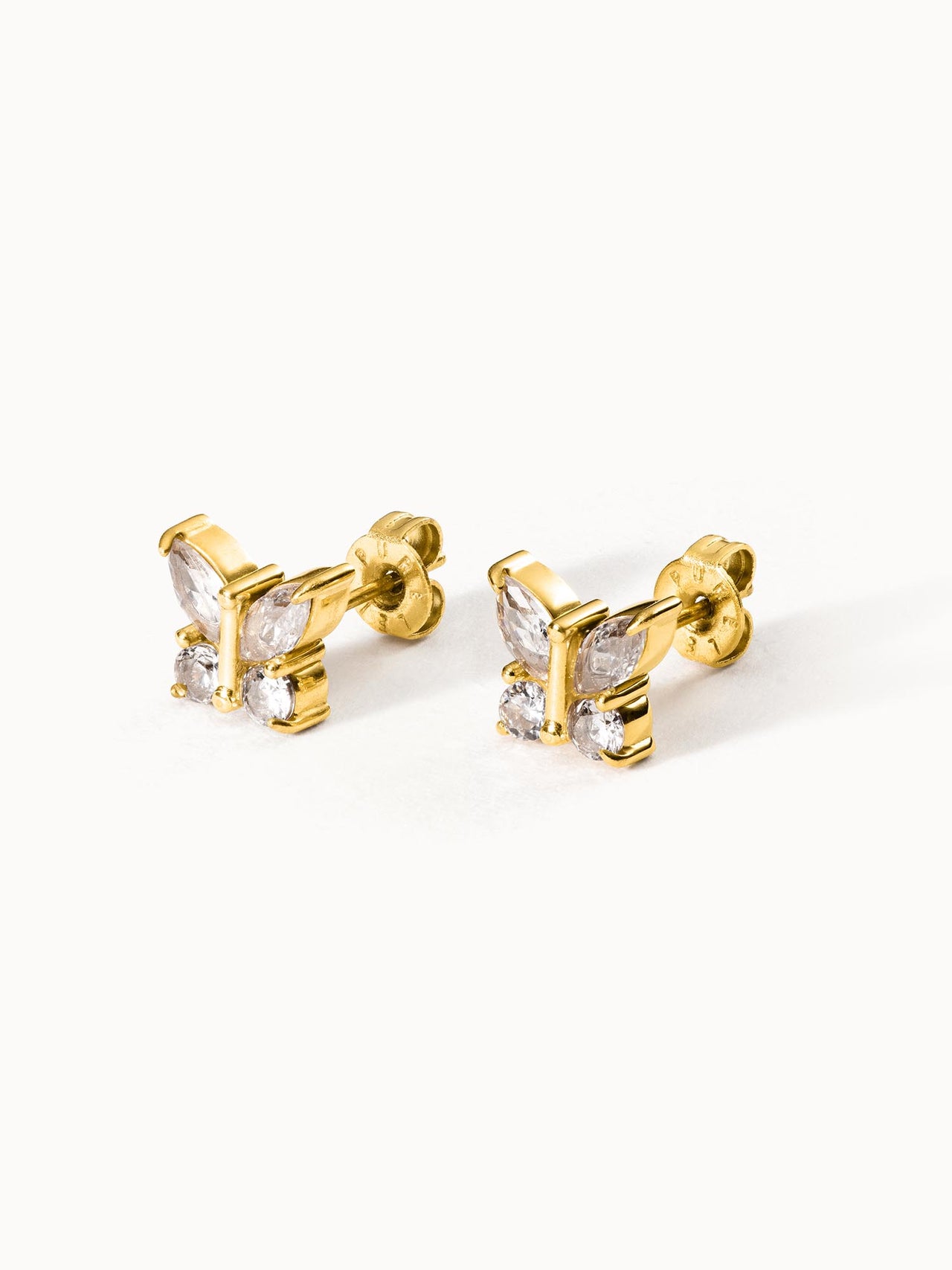 Goldene Ohrringe in Schmetterlingsform mit funkelnden Steinen von PURELEI.