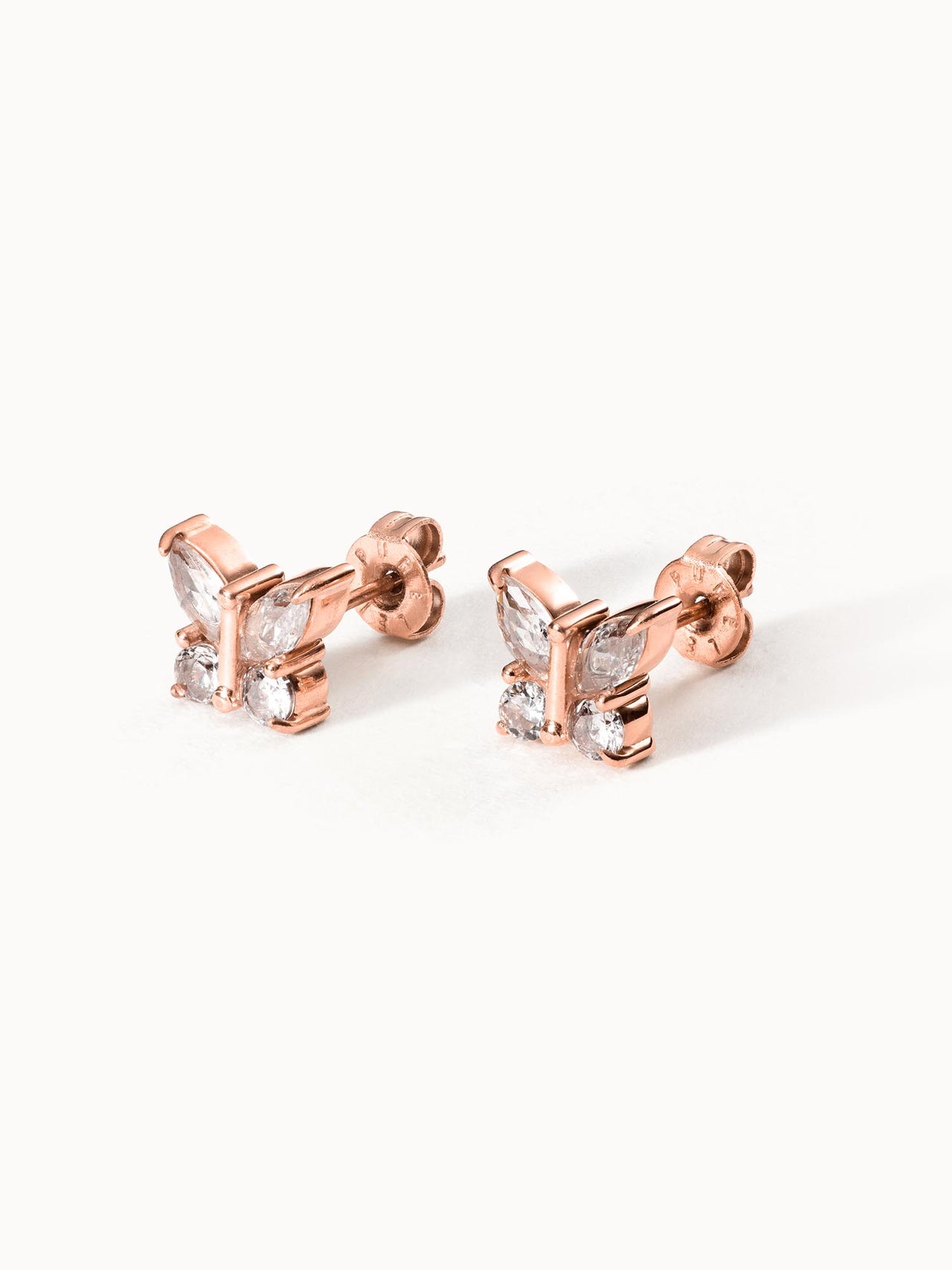 Roségoldene Ohrringe in Schmetterlingsform mit funkelnden Steinen von PURELEI.