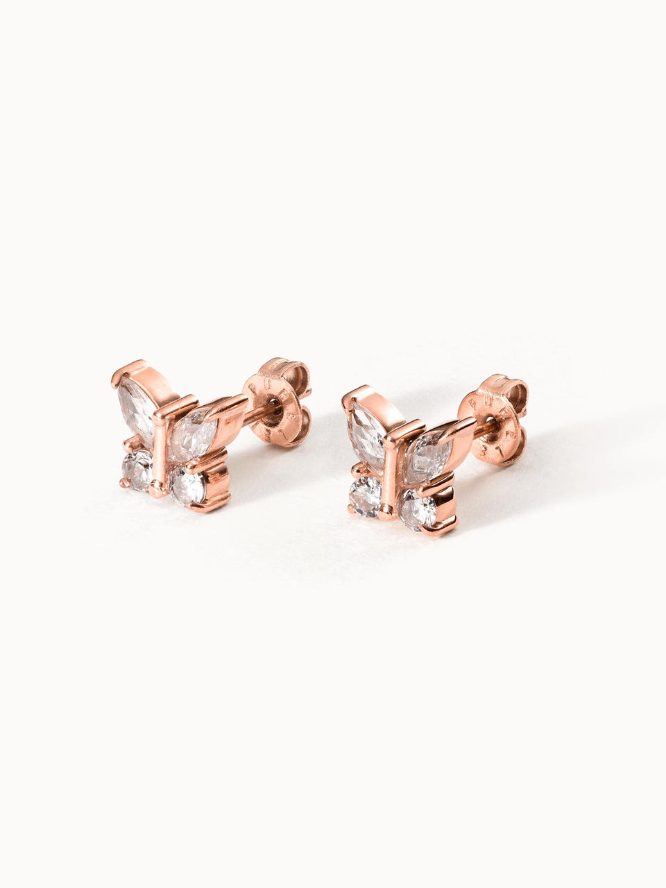 Roségoldene Ohrringe in Schmetterlingsform mit funkelnden Steinen von PURELEI.