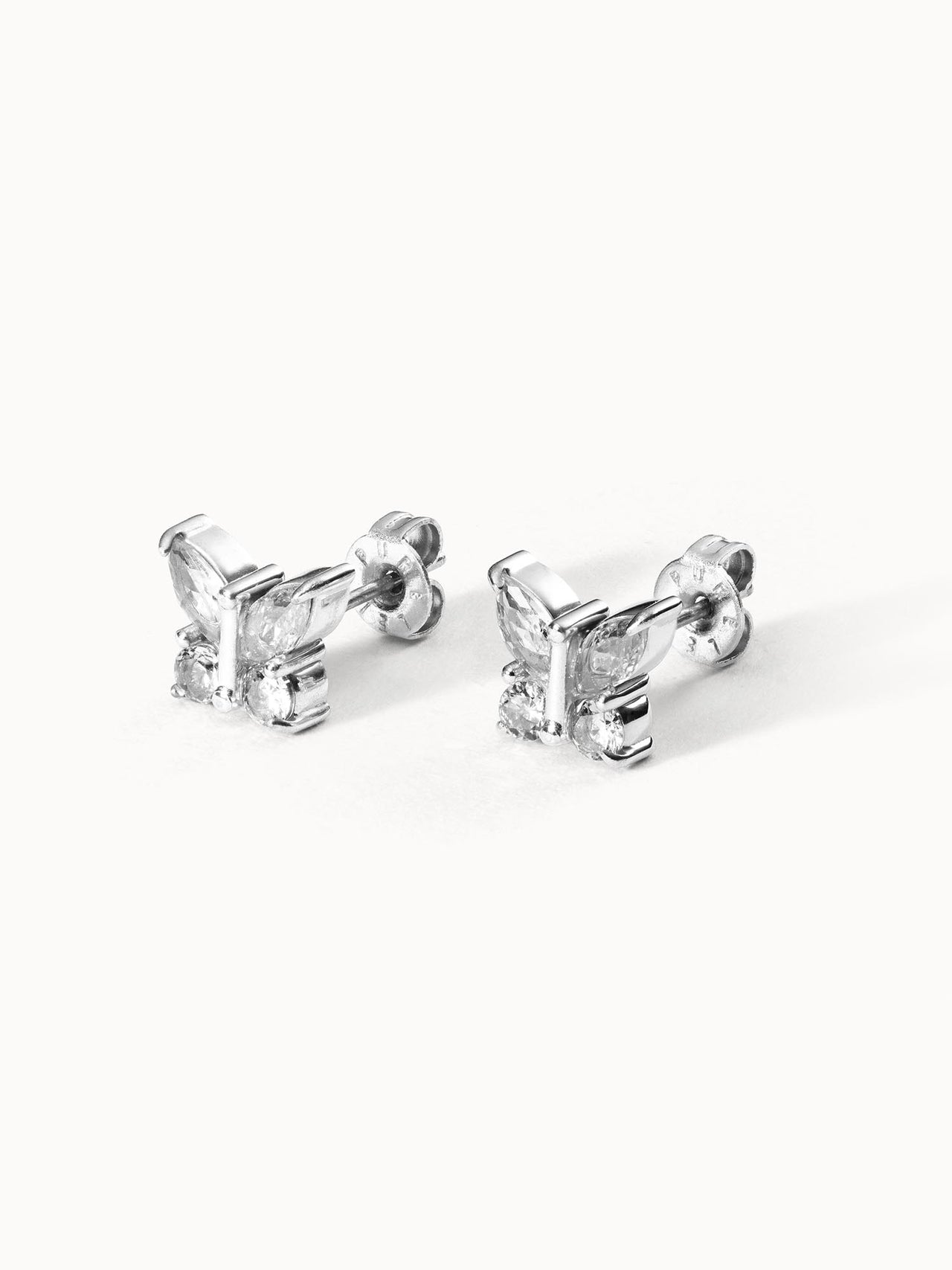 Silberne Ohrringe mit funkelnden Steinen, elegant und feminin, von PURELEI.