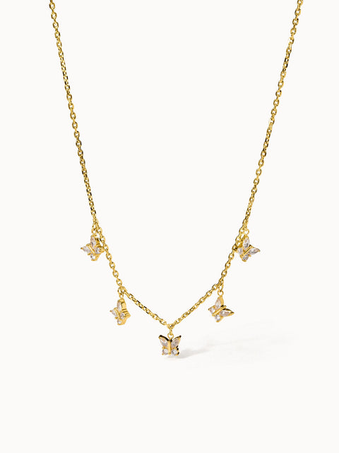 Goldene Kette mit Schmetterlings-Anhängern von PURELEI, elegant und verspielt.