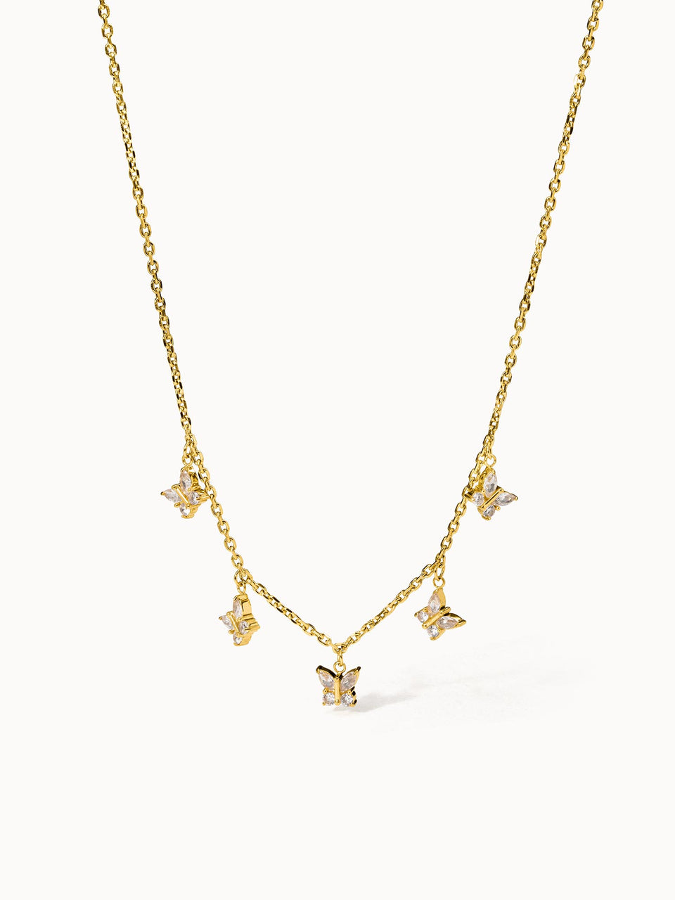 Goldene Kette mit Schmetterlings-Anhängern von PURELEI, elegant und verspielt.