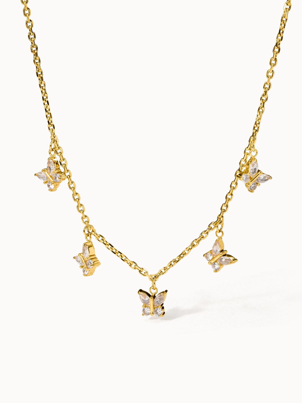 Goldene Kette mit Schmetterlings-Anhängern von PURELEI, elegant und verspielt.