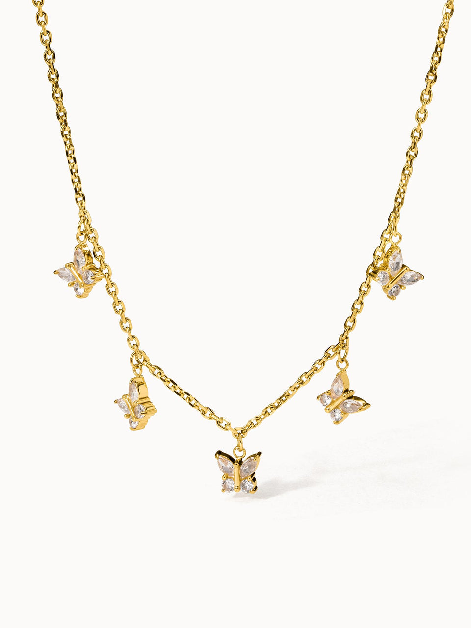 Goldene Kette mit Schmetterlings-Anhängern von PURELEI, elegant und verspielt.