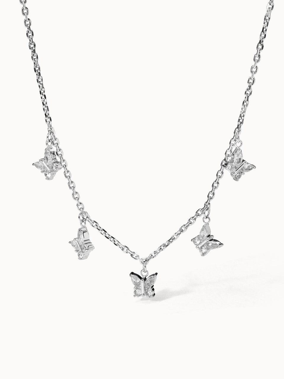 Silberne Kette mit Schmetterlings-Anhängern von PURELEI, elegant und verspielt.