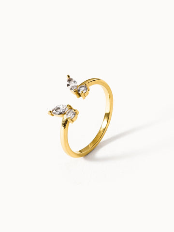 Goldener Ring mit klaren Steinen, elegant und modern, von PURELEI.