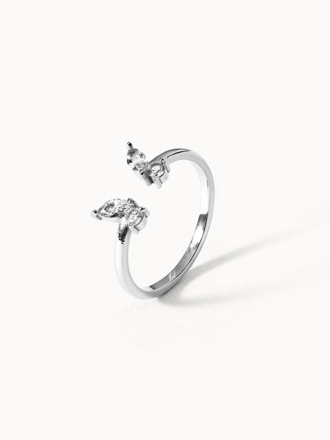 Silberner Ring mit funkelnden Steinen, elegant und modern, von PURELEI.