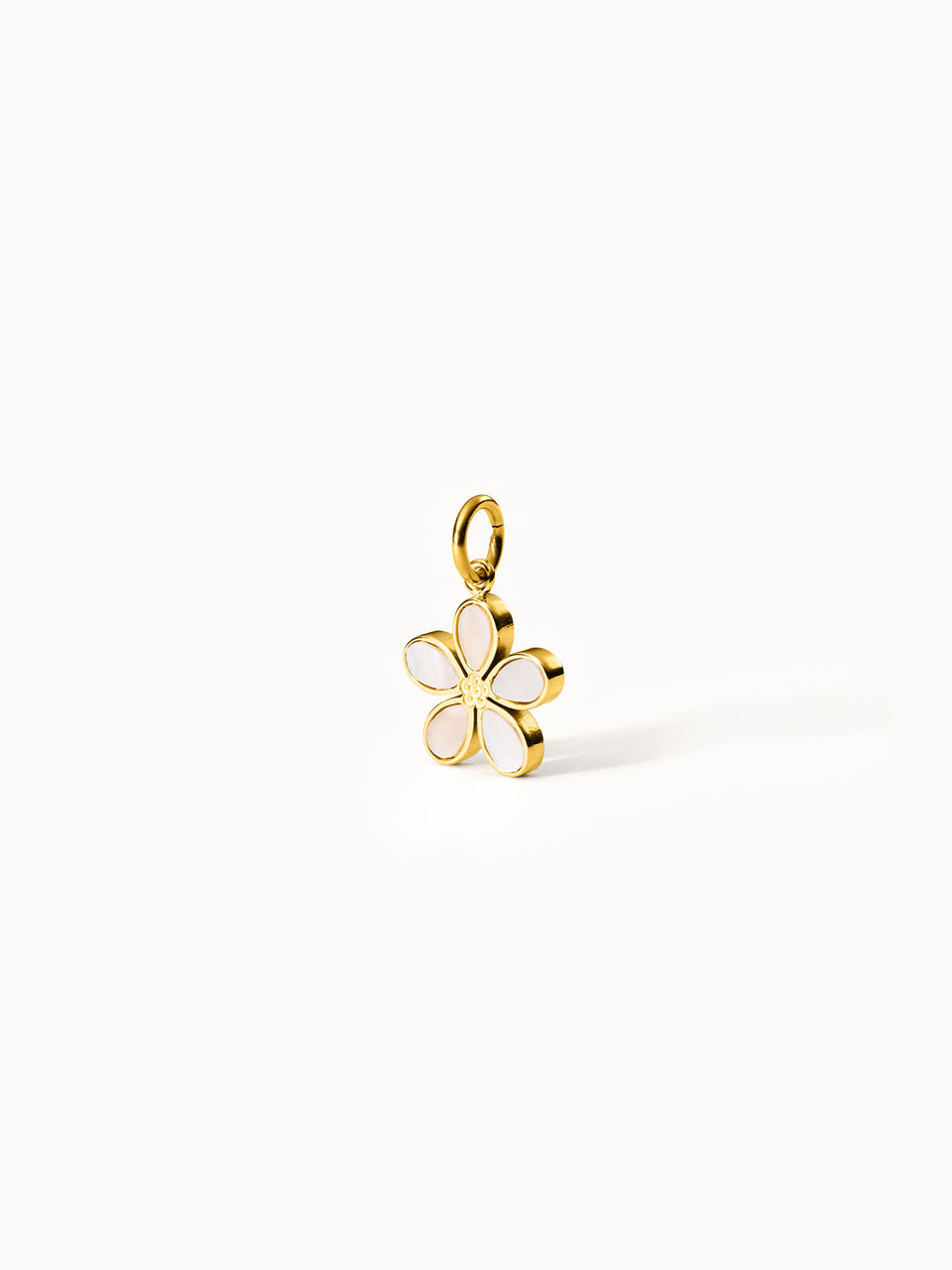 PURELEI Blumen Charm mit goldvergoldetem Edelstahl und Perlmutt-Blütenblättern, elegant und feminin inszeniert.