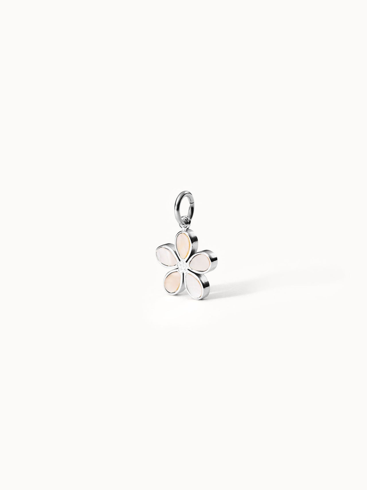 PURELEI Blumen Charm aus silbernem Edelstahl mit zartem Perlmutt, elegant und femininer Island-Spirit