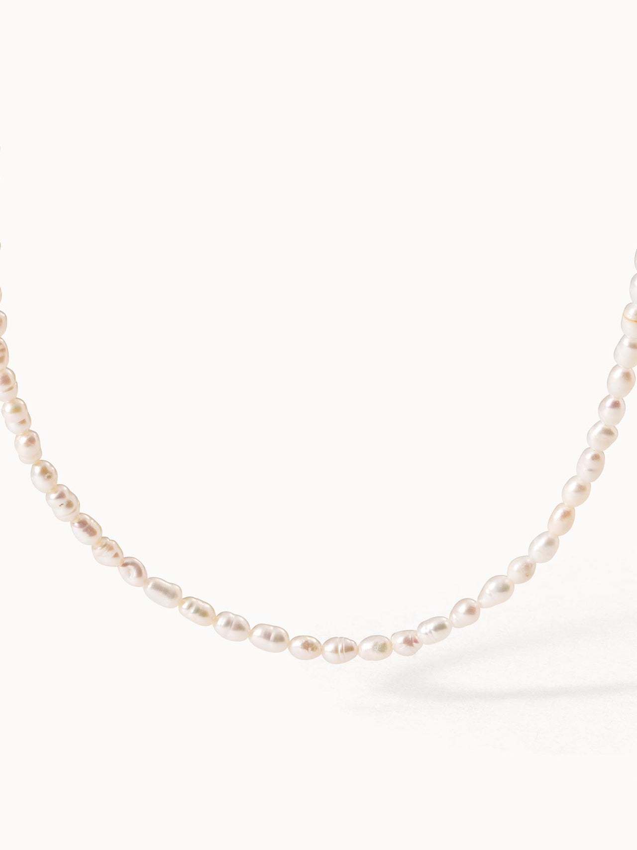 Zarte Perlenkette in sanften Rosétönen von PURELEI, elegant und feminin.