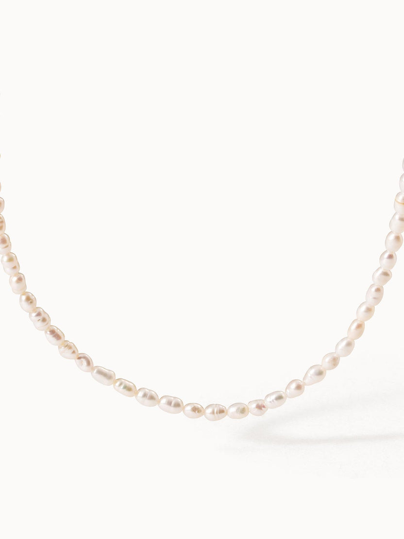 Zarte Perlenkette in sanften Rosétönen von PURELEI, elegant und feminin.