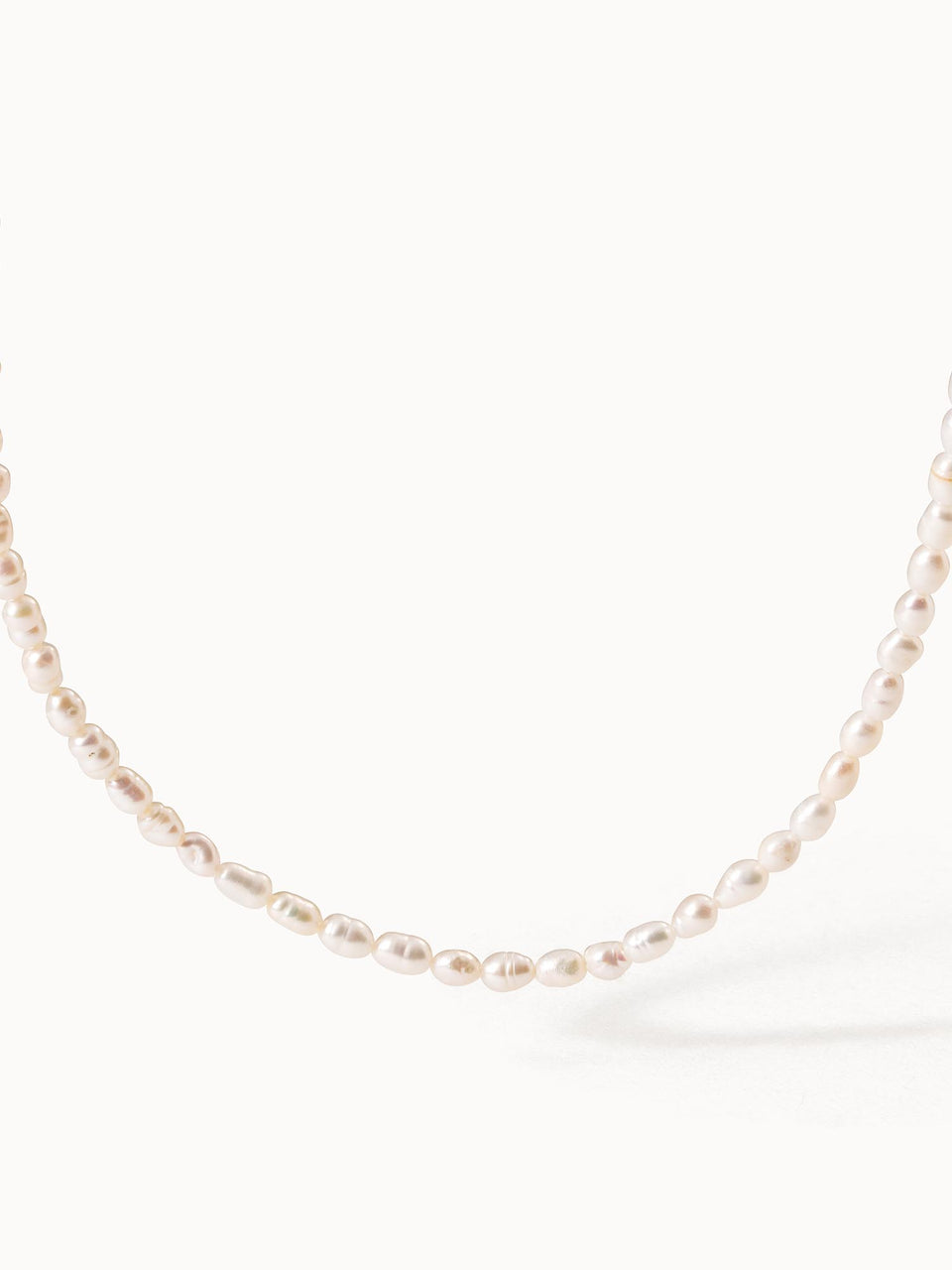 Zarte Perlenkette in sanften Rosétönen von PURELEI, elegant und feminin.