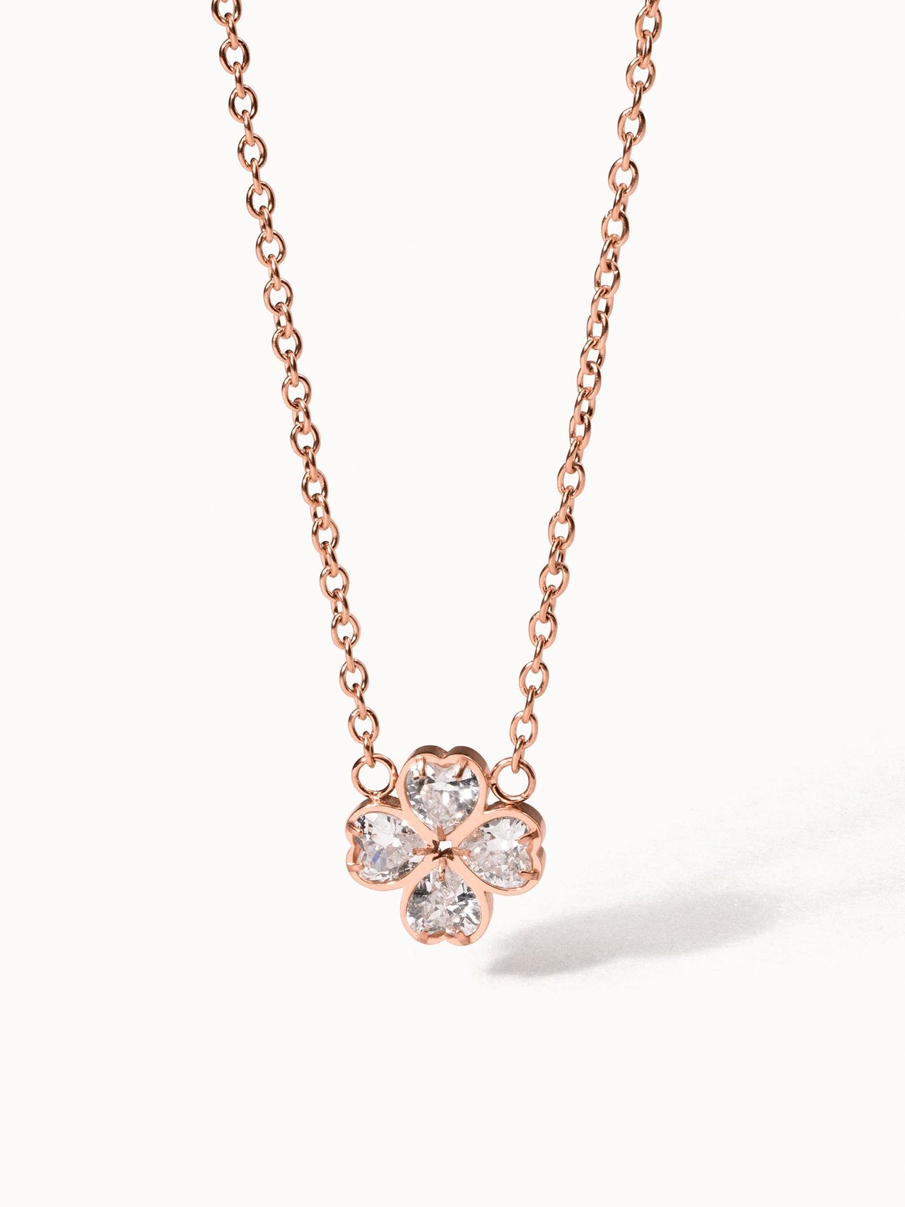 Roségoldene Kette mit blütenförmigem Anhänger und klaren Steinen von PURELEI.